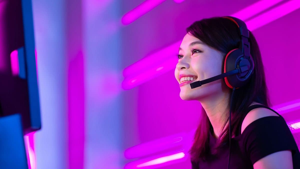 6 Minute English / The business of eSports