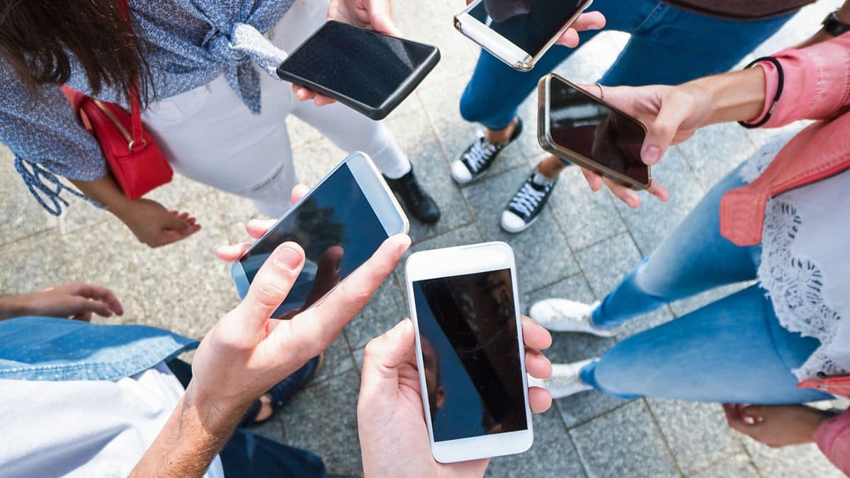 6 Minute English / Do you need to upgrade your phone?