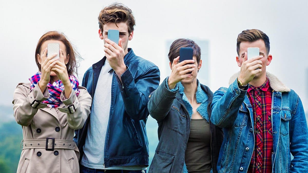 6 Minute English / Smartphone addiction