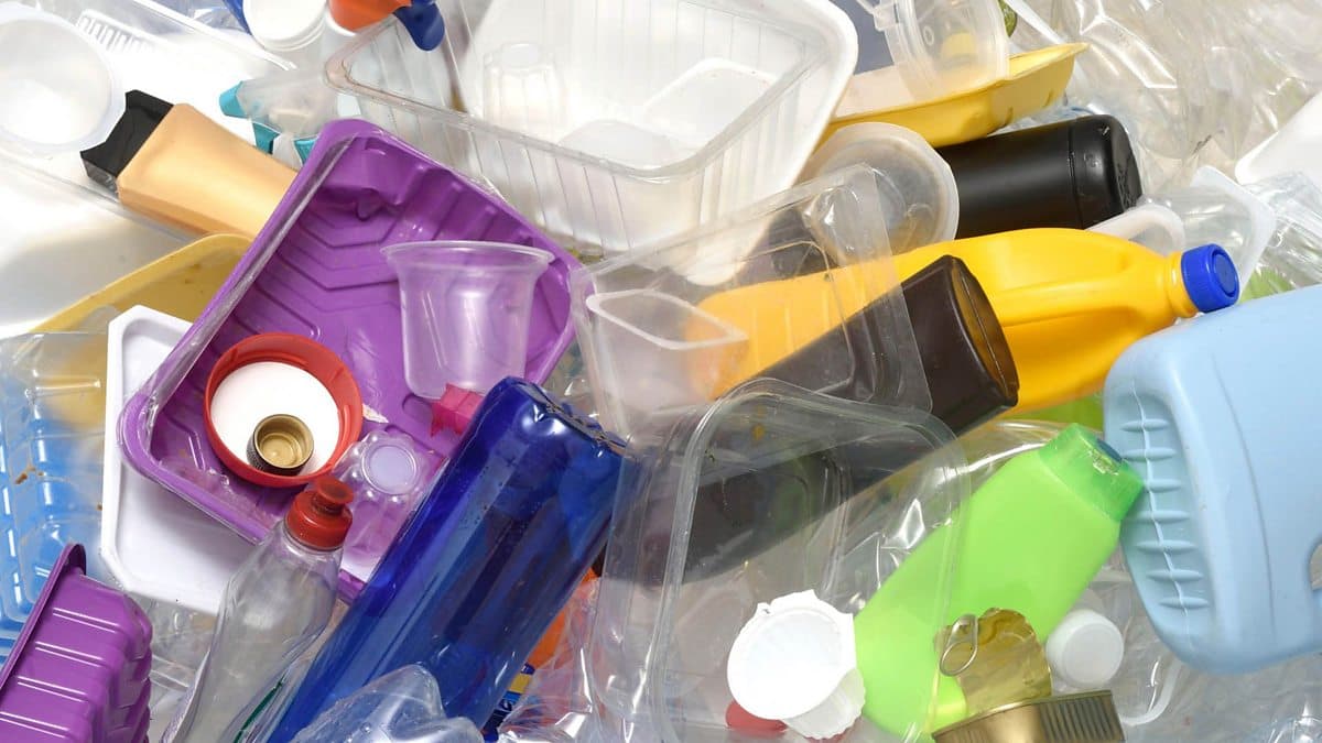 6 Minute English / Curbing our plastic addiction