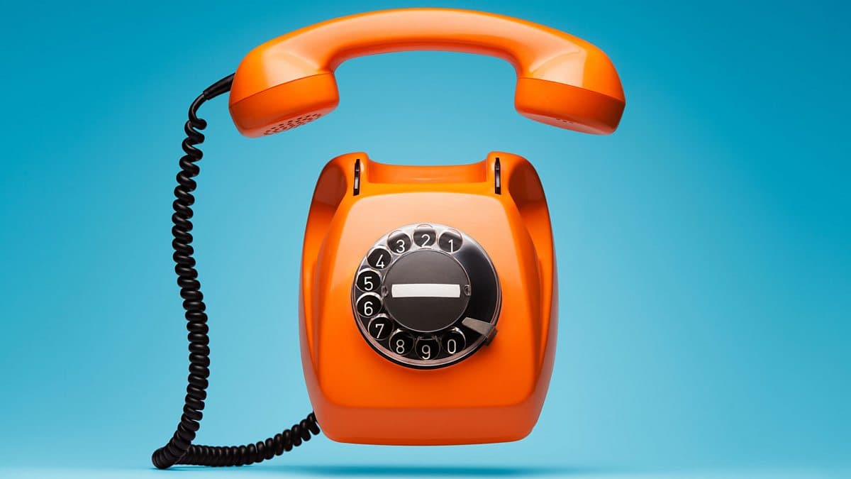 6 Minute English / Is talking on the phone embarrassing?